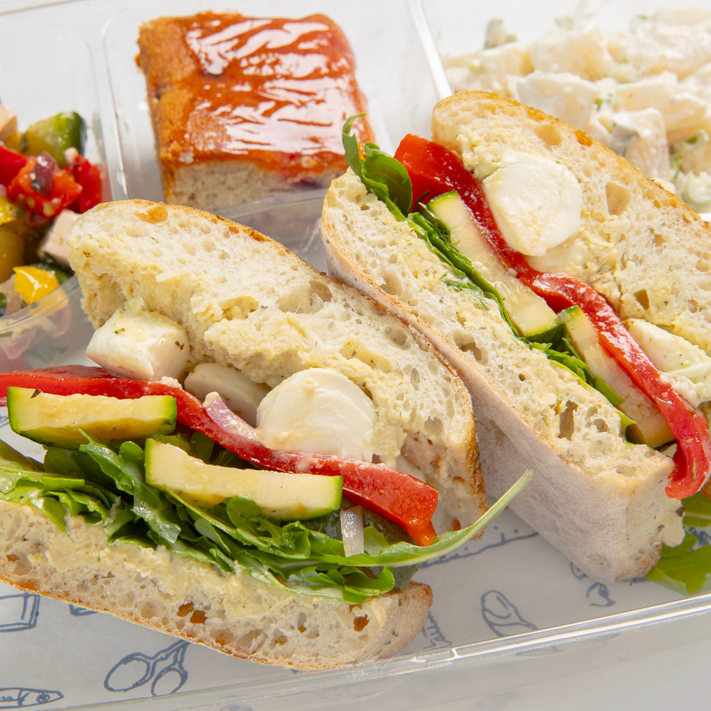 Boîte à lunch végétarienne pain foccacia, légumes grillés, bocconcini, houmous hummus basilic